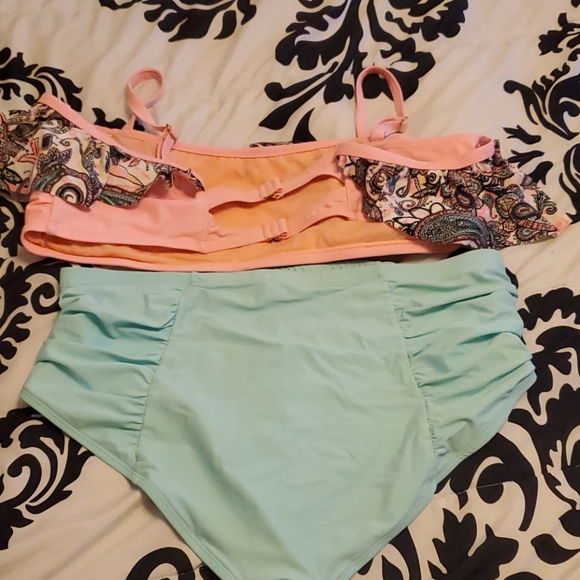 2 piece swimsuit - Picture 2 of 4